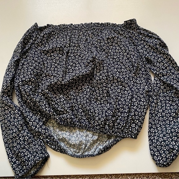 Brandy Melville off the shoulder flora top OS - Picture 6 of 7
